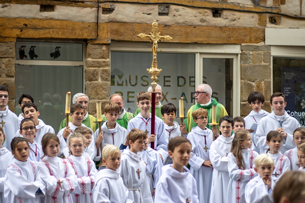 Servants autel et servantes assemblée
