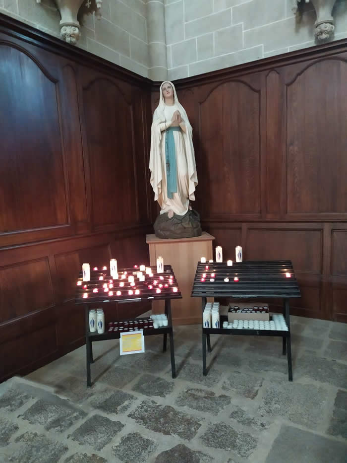 La cathédrale est ouverte aux visiteurs