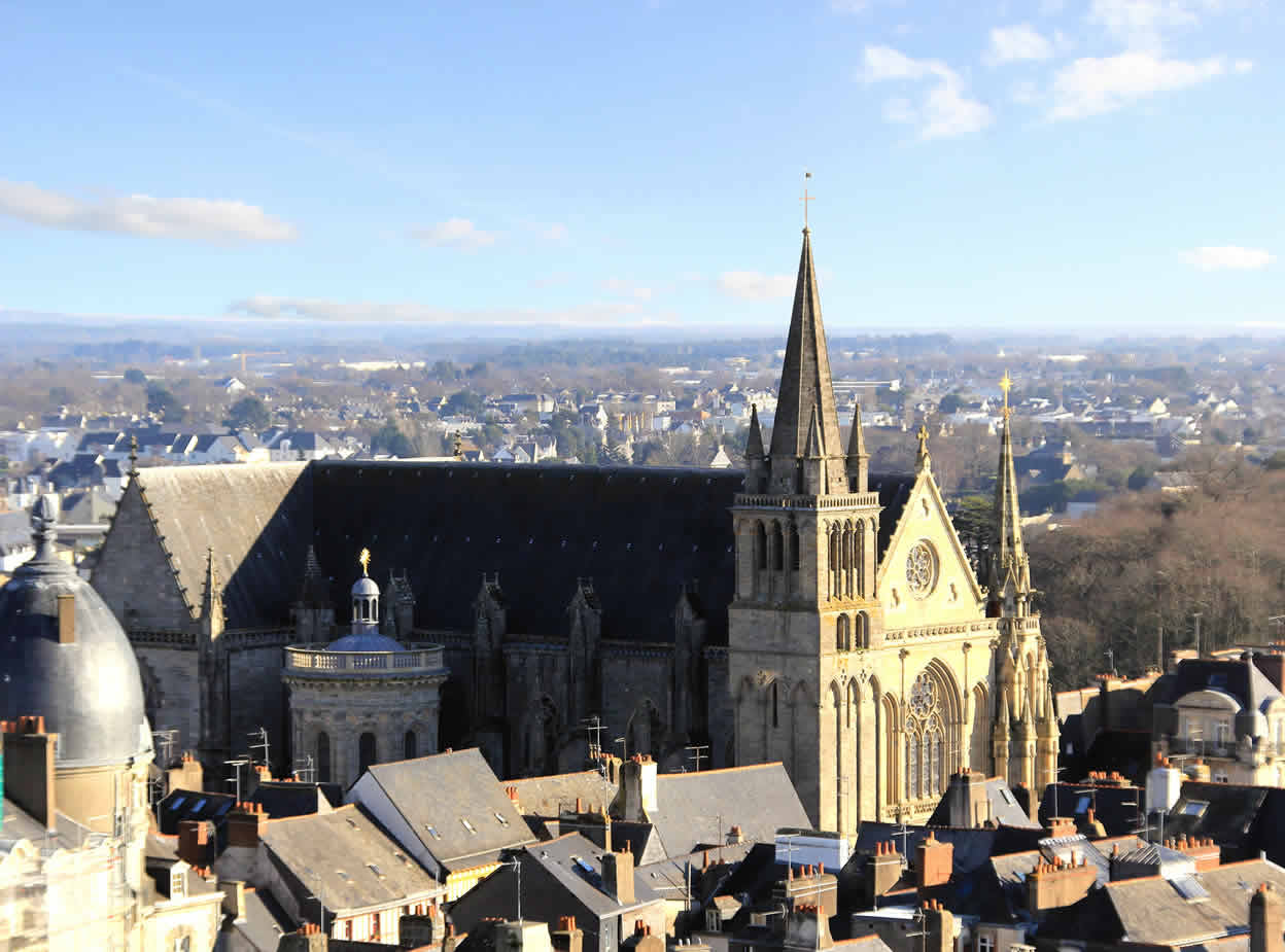 Cath&eacute;drale ciel bleu