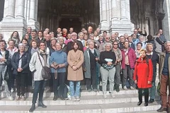 groupe de pèlerins devant le Sacré-Coeur de Montmartre